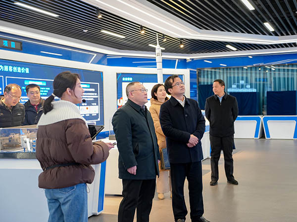 省工信廳副廳長歐陽曉風一行蒞臨頂立科技調(diào)研 (2).JPG 省工信廳副廳長歐陽曉風一行蒞臨頂立科技調(diào)研 (2).JPG