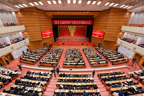 頂立科技戴煜董事長榮獲中國產(chǎn)學(xué)研合作創(chuàng)新人物獎.jpg 頂立科技戴煜董事長榮獲中國產(chǎn)學(xué)研合作創(chuàng)新人物獎.jpg